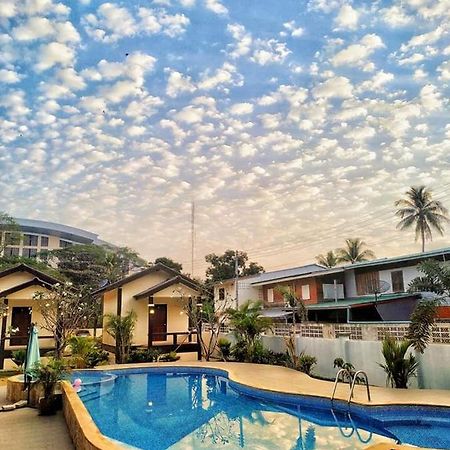 Sunray Guesthouse สุนันท์บ้านพักริมคลอง Uthai Thani Dış mekan fotoğraf