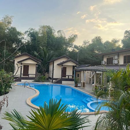 Sunray Guesthouse สุนันท์บ้านพักริมคลอง Uthai Thani Dış mekan fotoğraf