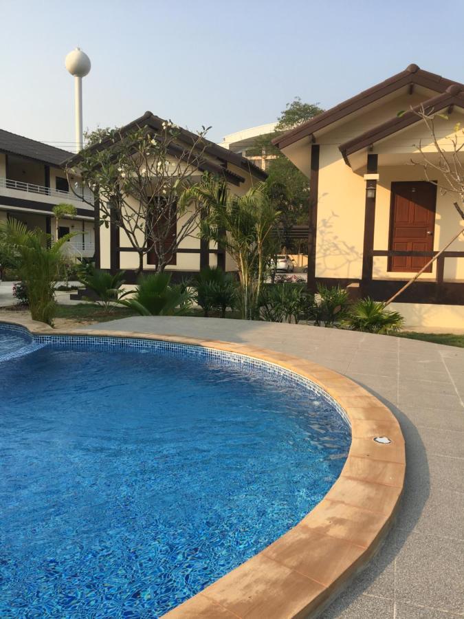 Sunray Guesthouse สุนันท์บ้านพักริมคลอง Uthai Thani Dış mekan fotoğraf