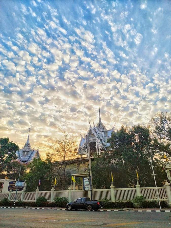Sunray Guesthouse สุนันท์บ้านพักริมคลอง Uthai Thani Dış mekan fotoğraf