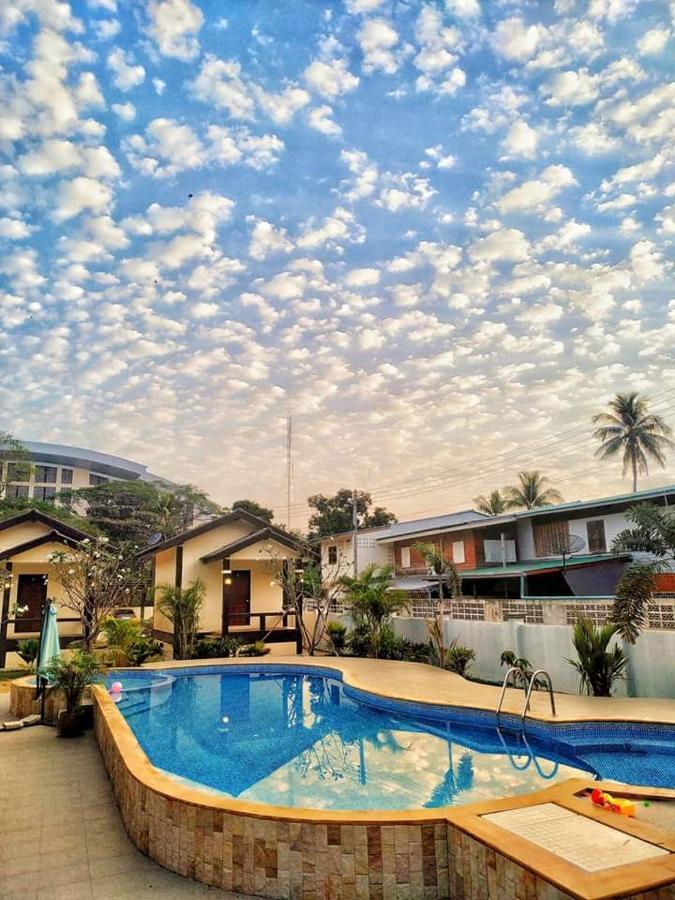Sunray Guesthouse สุนันท์บ้านพักริมคลอง Uthai Thani Dış mekan fotoğraf