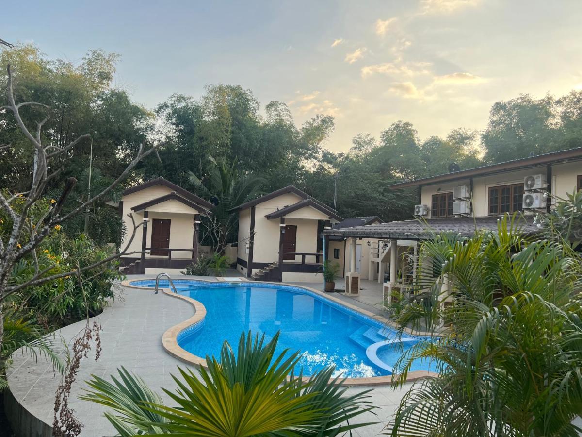 Sunray Guesthouse สุนันท์บ้านพักริมคลอง Uthai Thani Dış mekan fotoğraf