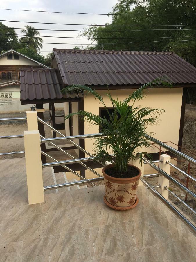 Sunray Guesthouse สุนันท์บ้านพักริมคลอง Uthai Thani Dış mekan fotoğraf