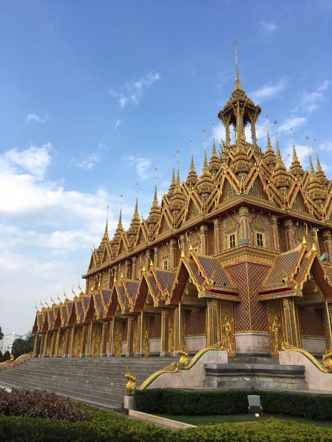 Sunray Guesthouse สุนันท์บ้านพักริมคลอง Uthai Thani Dış mekan fotoğraf