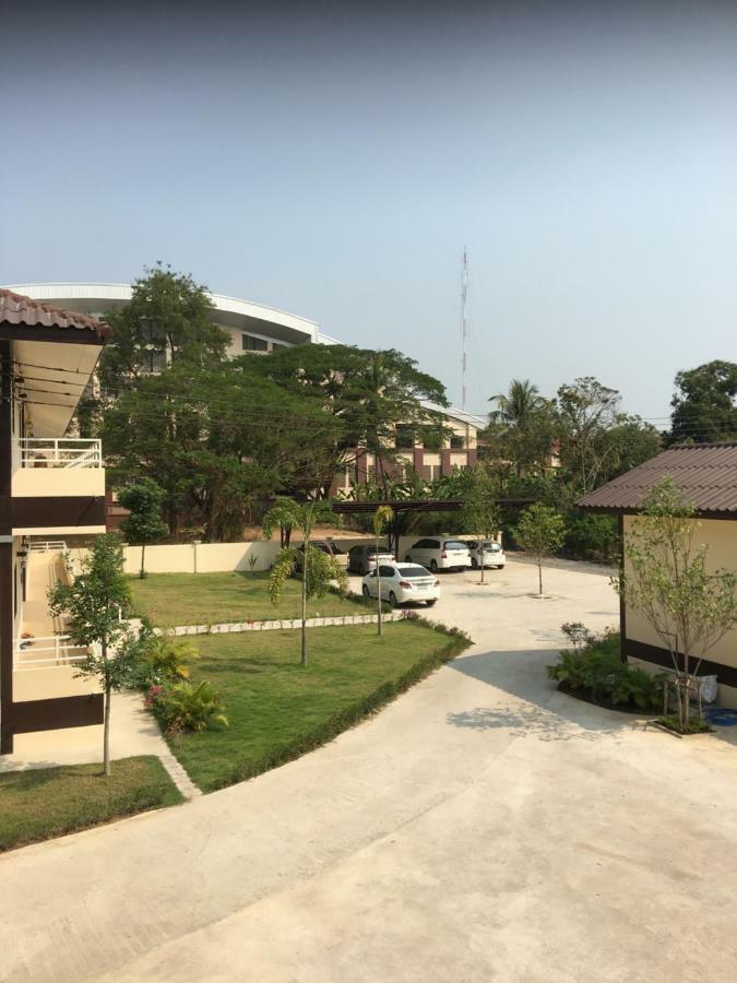 Sunray Guesthouse สุนันท์บ้านพักริมคลอง Uthai Thani Dış mekan fotoğraf