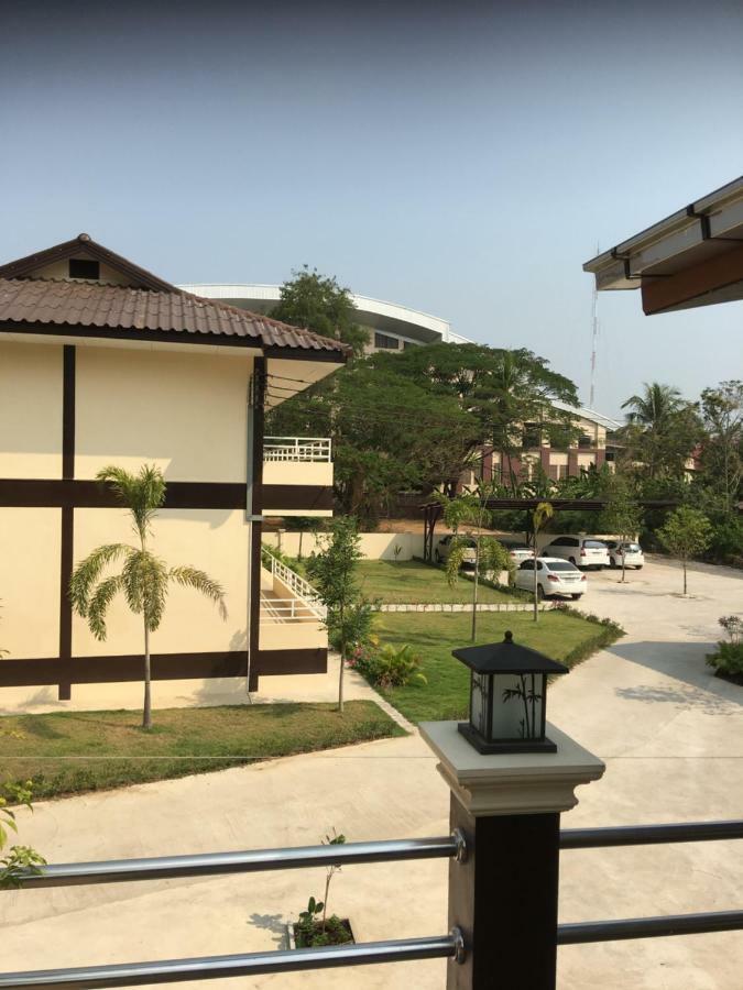 Sunray Guesthouse สุนันท์บ้านพักริมคลอง Uthai Thani Dış mekan fotoğraf