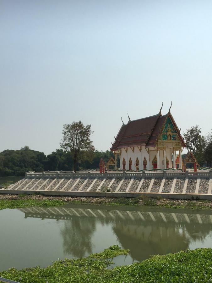 Sunray Guesthouse สุนันท์บ้านพักริมคลอง Uthai Thani Dış mekan fotoğraf