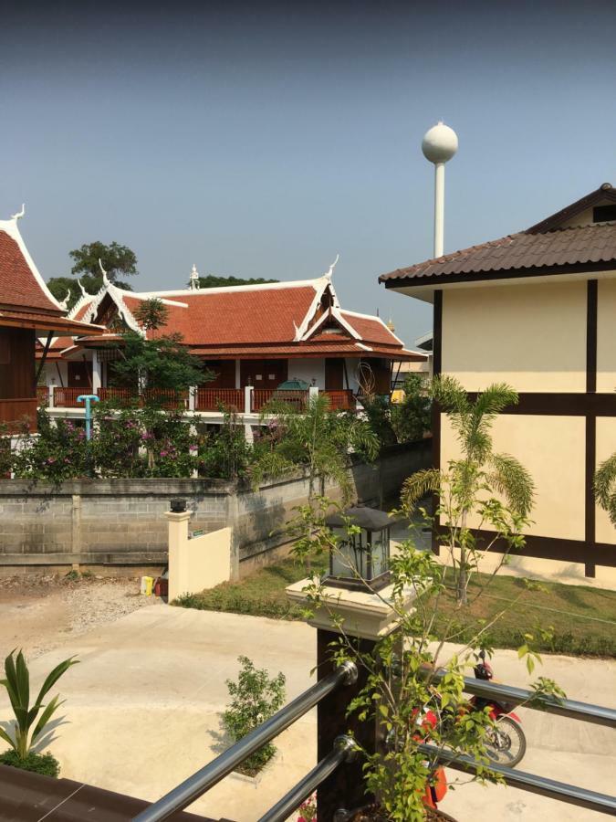 Sunray Guesthouse สุนันท์บ้านพักริมคลอง Uthai Thani Dış mekan fotoğraf