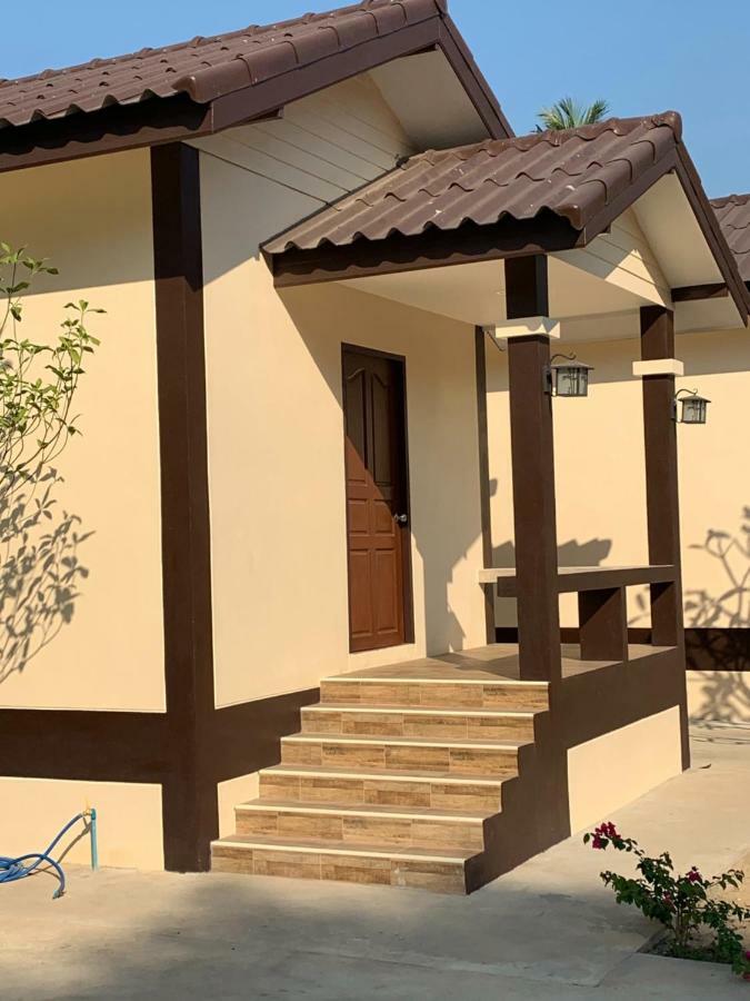 Sunray Guesthouse สุนันท์บ้านพักริมคลอง Uthai Thani Dış mekan fotoğraf