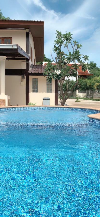 Sunray Guesthouse สุนันท์บ้านพักริมคลอง Uthai Thani Dış mekan fotoğraf